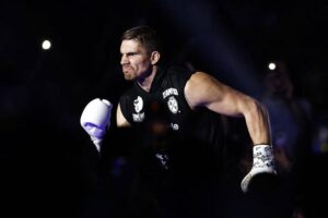 Усик вирішив битися з відомим кікбоксером