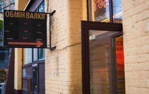 Курси долара і євро йдуть униз в обмінниках