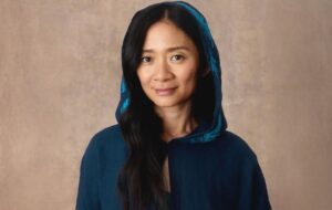 Режисерка Хлої Чжао відкрила збір для порятунку тварин в Україні