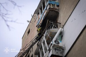 Росіяни вдарили по дев&rsquo;ятиповерхівці у Харкові