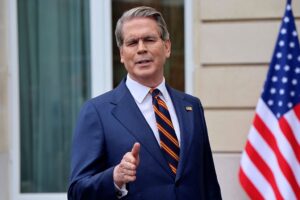 США свідомо дозволяють іранським танкерам проходити Ормузську протоку