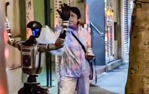 У Китаї поліція заарештувала людиноподібного робота