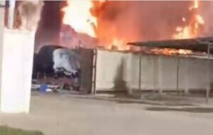 Вітер “збільшив” пожежу на нафтобазі в РФ