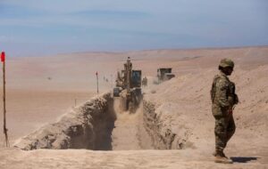 “Захист від нелегалів”: Чилі почала копати рів на кордоні з Перу