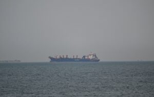 Рух через Ормуз майже зупинився – Bloomberg