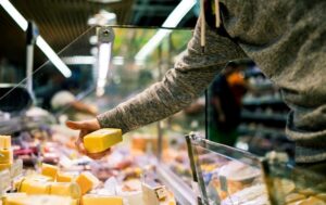 Через війну росіяни масово економлять на їжі та одязі – розвідка