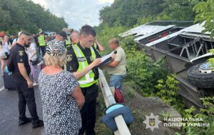 На Хмельниччині перекинувся туристичний автобус із 54 пасажирами