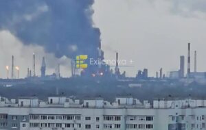 Атака дронів. Горить найбільший НПЗ в Росії