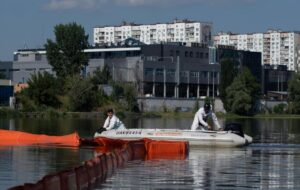 Атака РФ: в озеро на столичній Оболоні витікає паливо