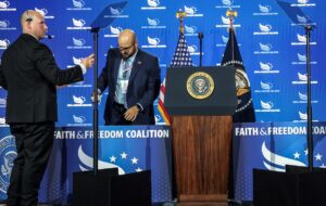 Оператор суфлера Трампа заробив 100 000$, роблячи ставки щодо його виступів