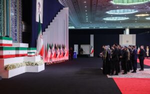 Показовий траур. Похорон Хаменаї став політакцією