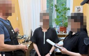 Робили з ухилянтів “іноземців”: ДБР викрило посадовців міграційної служби