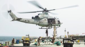 Військові США висалилися на борт судна в Оманській затоці
